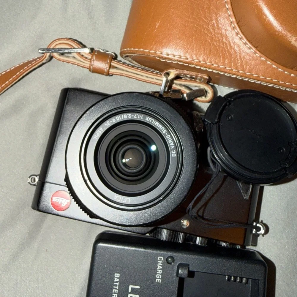 Leica D-Lux typ 109 with Brown Leather Case - Black/ Brown